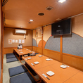 【和の雰囲気が魅力】大人数でのご利用もOK◎広々としたテーブル席は、足を伸ばしてリラックスできるため、長時間の食事にも最適です♪友人との会話や家族とのひとときを、心地よく楽しむことができます！ぜひ各種ご宴会にご利用ください。