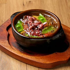 旬のホタルイカと菜の花、スナップエンドウのアヒージョ