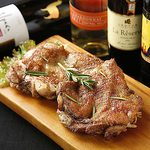 香ばしくジューシーに焼き上げたチキンに、ローズマリーの爽やかな香りが広がる一品。