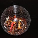 ―　虹色に輝くミラーボールで、気分もハイになります☆　―