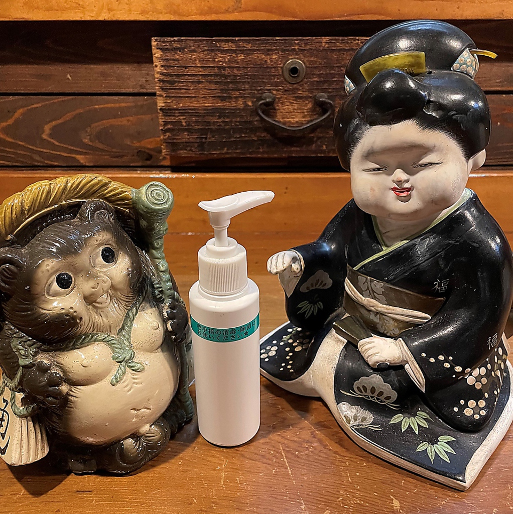 店内入り口・各テーブルにアルコール消毒を設置しております。お食事前後にぜひご活用くださいませ◎