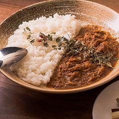 B．鶏と生姜の煮込み薬膳カレー