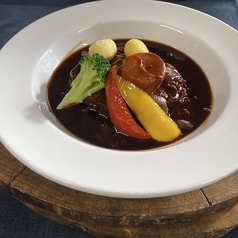 牛肉の赤ワイン煮込み