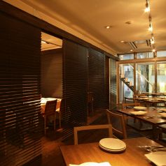 【3階】3階は落ち着いた空間が特徴♪30人～45人まで貸切が可能で、当店で一番広いスペースです♪またブラインドで仕切ることもできるので、ブースを2つに分けたい時などにオススメ★貸切パーティーや、二次会などにも最適です♪
