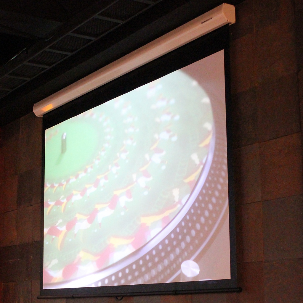 ―　プロジェクターと大型スクリーンを完備　―