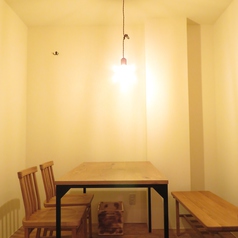 1階奥のテーブル席。ランプの灯りが、温かみある空間を演出。
