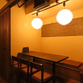 【テーブル席/5～8名様/少人数でもゆったり♪お忍び感ある人気席】和の風情が漂い、“日本の居酒屋”が満喫できる空間は、海外のゲストを迎える場面にも最適。足を伸ばしてくつろげる掘りごたつ席は、少人数のお集まりにも！4～8名様迄は、仕切りを入れてお忍び感をしっかり確保。ホッと落ち着ける居心地良さが自慢です。