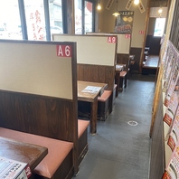 女子会や仕事帰りの一杯など使い勝手抜群なテーブル席