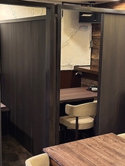 6名様用のテーブル席を1席ご用意。壁際に並ぶ日本酒ボトルが彩る和モダン空間で、ゆったりとした時間をお過ごしください。会社のご宴会やご家族でのお食事、女子会にも最適。旬の鮮魚や牡蠣を使った料理と、厳選された地酒で贅沢なひとときをどうぞ。