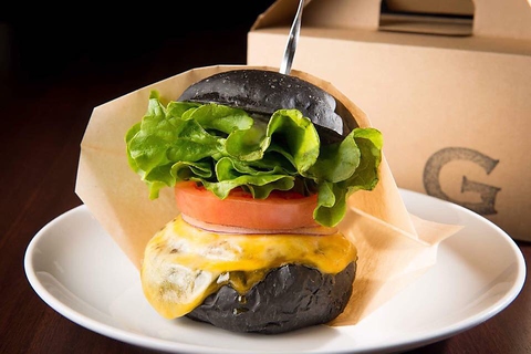 長岡で唯一ブラックハンバーガーが食べれるカフェ＆ダイニングバー☆