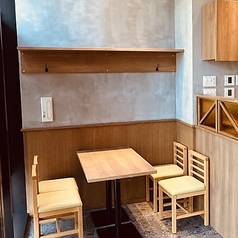 【シーンを選ばないテーブル席】明るく過ごしやすい印象のテーブル席は、ご家族のカジュアルなお食事から大人数で盛り上がるご宴会まで、さまざまなシーンにマッチします。