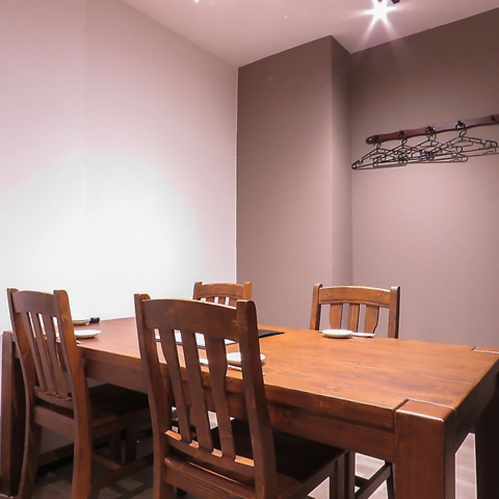 接待や大切な会食にも頼れる完全個室テーブル席。カウンター席ではワインと料理とのペアリングを◎