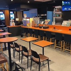 カウンター席有！大型モニターでスポーツ観戦も可能！もちろん飲食のみのお客様も大歓迎♪