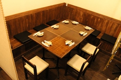 ７、８名様のご宴会には、両サイド仕切りのある角席をご用意。（ご予約状況により、他のテーブル席となる場合があります。