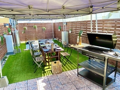 主なBBQ会場(テラス席)の夏期(5～10月)の様子です。"完全貸切り"にて4名様～ご利用可能。立食の場合は30名様まで対応しております。