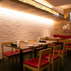 【女子会や合コンに】ゆったりと配置されたテーブル席は、会話を楽しみながらお食事を堪能したいシーンにぴったりです♪木の温もりを感じる落ち着いたインテリアに囲まれて、宮崎産の厳選食材を使用した創作イタリアンを心ゆくまでお楽しみいただけます。最大6名様まで対応可能で、賑やかなお集まりに最適な空間です◎