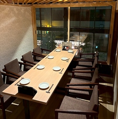 大切な方とのひとときや特別な会食に最適な個室。静謐で贅沢な時間が流れる空間は、周囲を気にせず過ごしたい大切な一日に彩りを添えます。