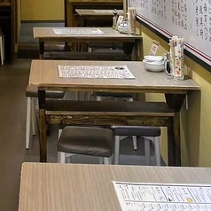 木のテーブルと優しい照明が、和やかな空気を生む6名テーブル。複数組での来店時にも、隣席との間隔がしっかりとられているため、落ち着いた雰囲気の中で楽しめます。