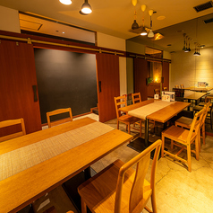 【プライベートな集まりに最適】当店のパーティールームは、8名様まで収容できる唯一の個室です。周囲の目を気にすることなく、友人や大切な人との心温まる時間を楽しめます。特別な日のために、ぜひご利用ください。最大10名でも入れます!
