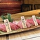 肉寿司はさっぱりとわさび醤油がおすすめです。部位ごとの味わいの違いをお楽しみいただけます。