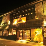 新潟駅万代口より徒歩1分。情緒あふれるアプローチから、活気あるスタッフがお出迎え致します。