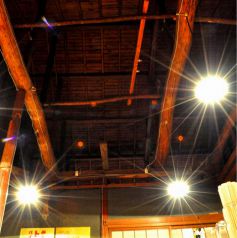 座敷の天井は昔ながらの梁がむき出しです！