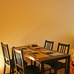 3～4名様テーブル席　会社の宴会や同窓会にも◎個室席で周りを気にせず、ごゆっくりと飲み会・ご宴会をお楽しみください【烏丸　京都　四条　居酒屋　個室完備　おしゃれ　焼き鳥　鮮魚　海鮮　地酒　宴会　歓送迎会　同窓会　接待　飲み放題】