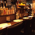 お仕事帰りのお食事やデートにもピッタリのカウンター席もございます。ボトルやインテリアをより楽しめるお席になっています。お一人様もお気軽にどうぞ♪