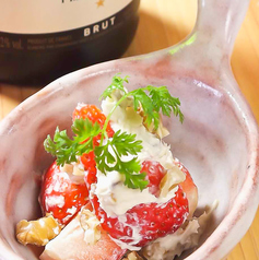 フレッシュいちごとくるみのごまクリーム和え