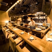 広々とした和モダン空間。オープンキッチンのカウンターや、二次会などに利用しやすい１００名以上収容可能な掘りごたつ席。デートや接待向きの落ち着きのある個室席など、多彩なシチュエーションに対応！是非、ご活用ください◎