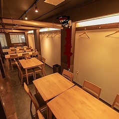 【1階】テーブル席は隣とはすだれで仕切らせていただきます。1Fに4名様用×4席，ご用意しております。