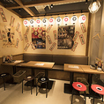 【屋台気分を楽しめる♪】九州博多の風物詩“中洲の屋台村”の雰囲気と名物料理が楽しめる大衆居酒屋！提灯の灯りに包まれながら、仲間ともつ鍋を囲むもよし。特選馬刺しなど一品料理に舌鼓を打つもよし。飲み放題付宴会コースで大人数の打ち上げなどさまざま楽しみ方をご提供！