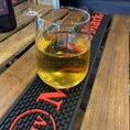 【イートインスペース】広々とした空間でちょっと一杯♪種類豊富なアルコールと、お酒がすすむアツアツの串カツやからあげなど、絶品おつまみを多数ご用意しております！