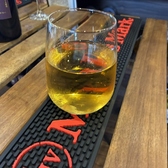 【イートインスペース】広々とした空間でちょっと一杯♪種類豊富なアルコールと、お酒がすすむアツアツの串カツやからあげなど、絶品おつまみを多数ご用意しております!