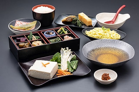 京都といえばやはり湯豆腐。大豆の風味が豊かに香る名物の京豆腐をお楽しみ下さい。