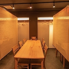 【1階】少人数での会食やご家族でのお食事、友人との集まりにぴったり。広すぎず、程よい距離感で会話を楽しめる空間は、居心地の良さが魅力です。