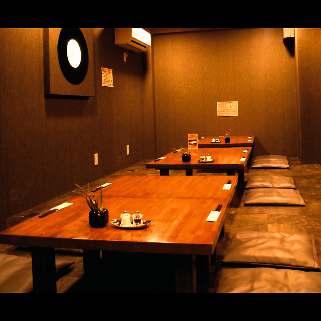 パーテーションで最大20名まで収容可能な掘りごたつ席。会社宴会や大人数での食事など様々なシーンに