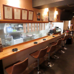料理やお酒と一緒にマスターとの会話も楽しめるカウンター席をご用意しております◎おひとり様でゆっくりとお食事したい時や、居酒屋デートにもおすすめ♪木の温もりを感じさせるデザインで寛げるお席です。※チャージ:お1人様330円(税込)コースのお客様は頂きません。