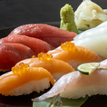 【職人が一貫ずつ仕立てる本格握り】大衆居酒屋の枠を超えた職人技が光る自慢の握り寿司！市場直送の旬魚に特製煮切り醤油をサッと刷毛塗りし、素材の旨みを最大限に引き出してご提供いたします◎炭火炉端焼きを楽しんだ後の贅沢な〆にはもちろん、各種ご宴会コースでも大好評！至高の味を心ゆくまでお召し上がりください♪