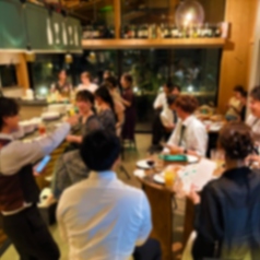 14名~20名までの貸切席をご用意!天井が高く、開放的な空間で、特別な集まりやパーティーにぴったりの場所です♪広々とした貸切席は友人や家族との集まり、ビジネスの会合など、さまざまなシーンに対応できます。明るく心地よい雰囲気の中で、料理やお酒を楽しみながら、思い出に残るひとときをお過ごしいただけます♪