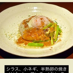 シラス、小ネギ、半熟卵の焼きリゾット