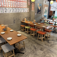 【貸切】シンプルで温かみのある雰囲気で大型宴会ができます◎最大着席時には60名様、立食時には120名様までOK!また、飲み放題メニューも生ビールやレモンサワー、日本酒など充実しており、ご友人や同僚との楽しいひとときを過ごすのにおすすめのお店です。