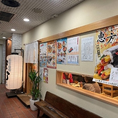 ゆったりとした空間で仲間や大切な人とリラックスしてお食事を楽しむのに最適な場所です。落ち着いた雰囲気の中で、会話を楽しみながら、こだわりの寿司や一品料理を心ゆくまで味わえます。シーンに合わせた使い方ができる、居心地の良いテーブル席で、贅沢なひとときをお楽しみください！