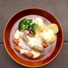 ソーセージの盛り合わせ 温野菜ととろけるラクレットチーズ