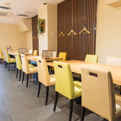 ４名×６席ございます。