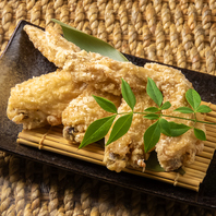 タレとスパイスが香るジューシーな自慢の手羽唐揚げ