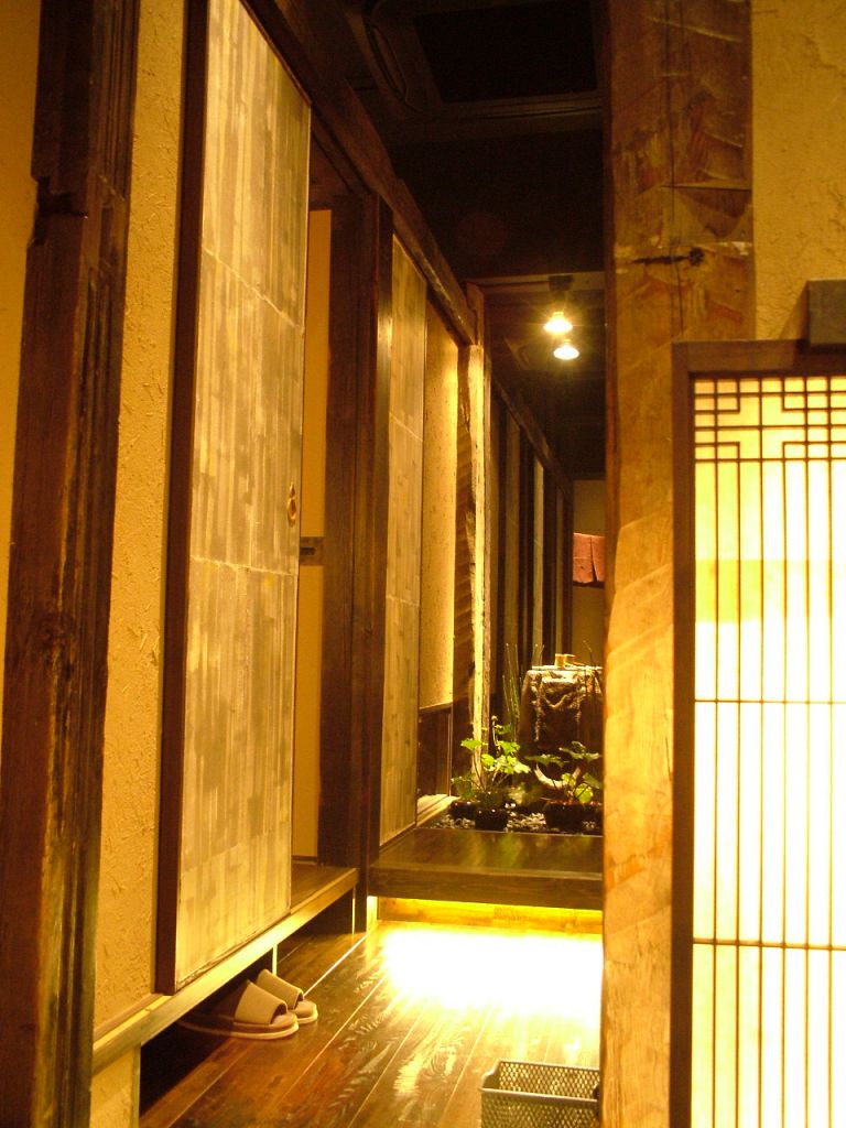 温かい照明が落ち着いた空間を演出…幕張本郷にはなかなか無い豪華な造りにこだわりあり！