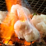 プリプリ、ジュワーと旨味が広がる極上ホルモン焼き！七輪で焼くから炭火の香りが食欲をそそります◎