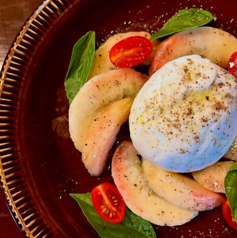 季節のフルーツとブッラータのカプレーゼ