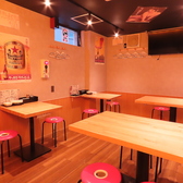 【家族みんなでも楽しめる居酒屋！】落ち着いた雰囲気でくつろげるテーブル席もあり、お子様連れも安心して食事を楽しめる場所です！多彩なおつまみや一品料理に会話も弾むこと間違いなし♪